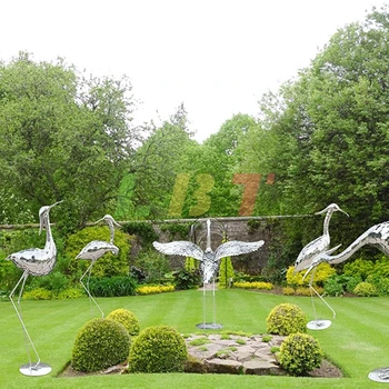Пейзажная staklena skulptura labuda i dizalica od nehrđajućeg čelika krasi hotelski bazen, travnjak, životinja, ukras za zgrade
